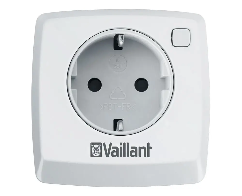 Weißer Wandstecker von Vaillant mit typischer Eurobuchse. Zwei runde Steckplätze und ein Einschaltknopf auf der Vorderseite.